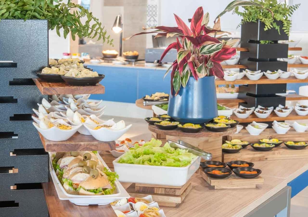 Enjoy Solar Das Aguas Park Resort Olímpia Εξωτερικό φωτογραφία A buffet at a hotel
